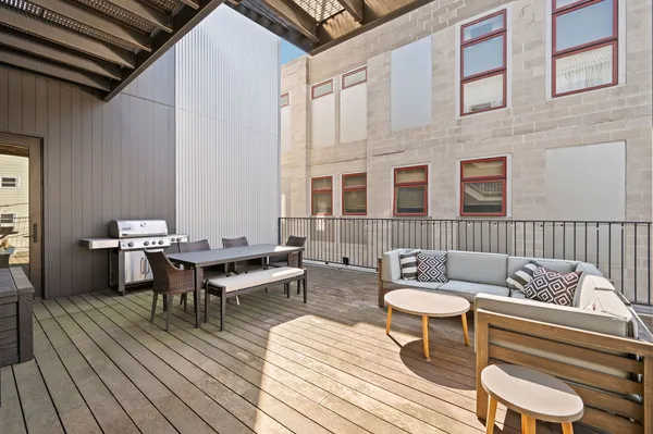 $4,995 | 2016 West Rice Street, Unit 202, Chicago, IL 60622