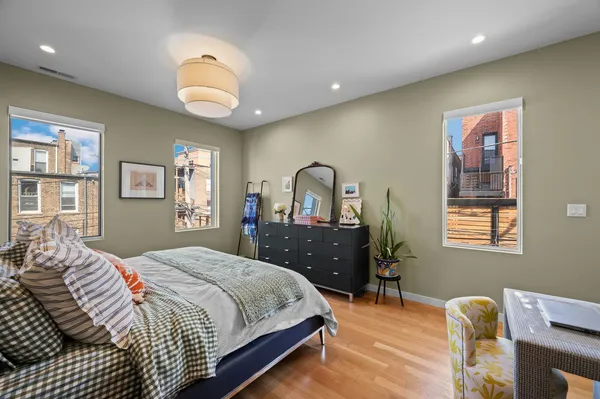 $4,995 | 2016 West Rice Street, Unit 202, Chicago, IL 60622