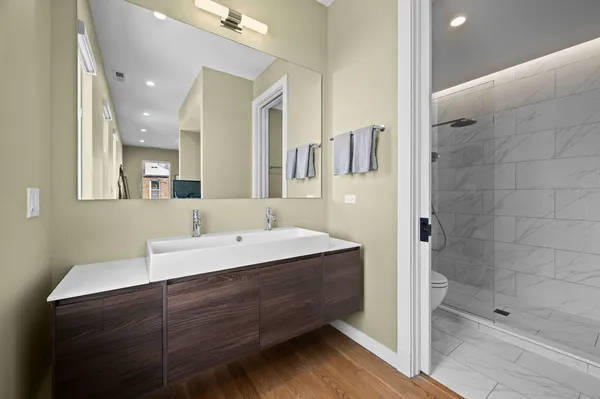 $4,995 | 2016 West Rice Street, Unit 202, Chicago, IL 60622