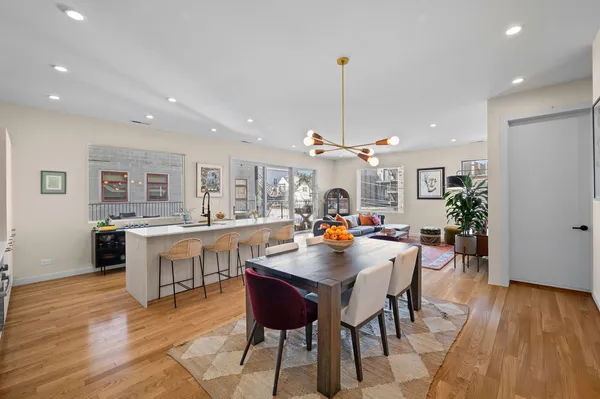 $4,995 | 2016 West Rice Street, Unit 202, Chicago, IL 60622