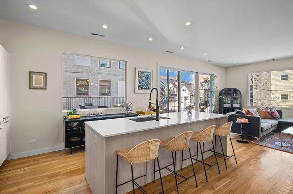 $4,995 | 2016 West Rice Street, Unit 202, Chicago, IL 60622