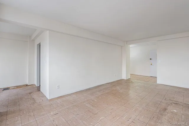 a view of an empty room and room