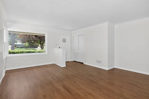 $469,000 | 924 Hillcrest Avenue, Elmhurst, IL 60126