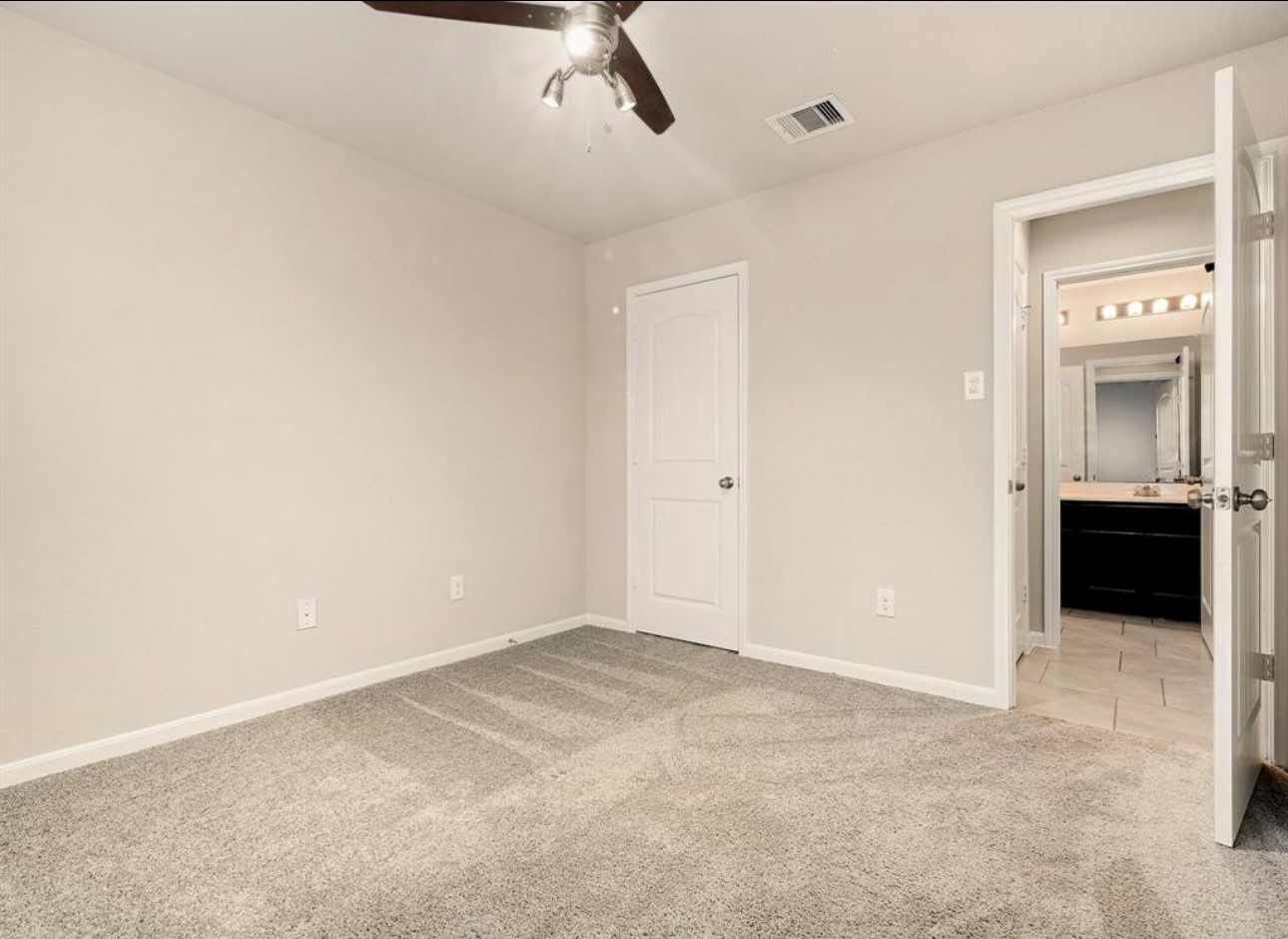8307 Oakleaf Meadow Court Rosharon, TX 77583 - Photo 7 of 11 a view of a room with a ceiling fan