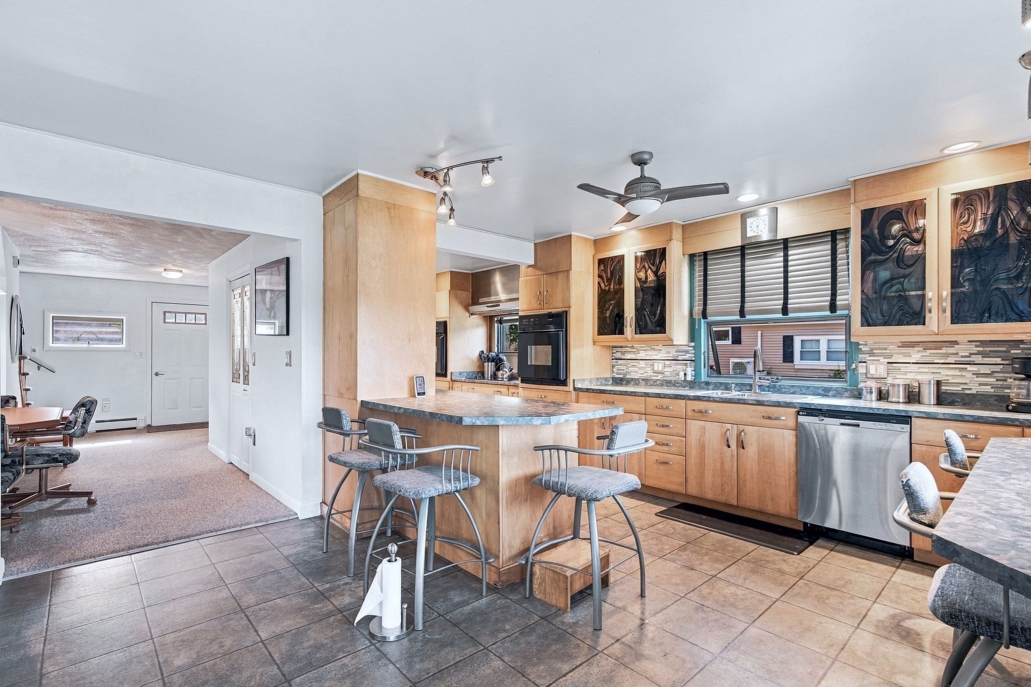 28 Arlington Road Wareham, MA 02571 - Photo 4 of 42 Gallery Image 4