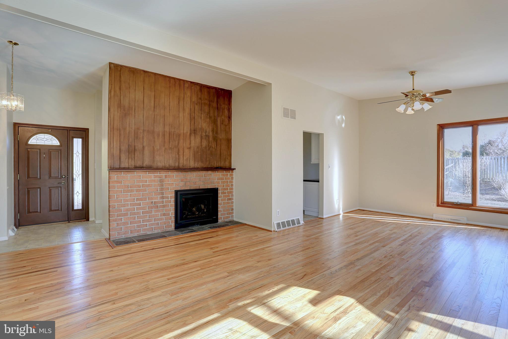 5101 West Penfield Road Columbia, MD 21045 - Photo 4 of 40 Living Room