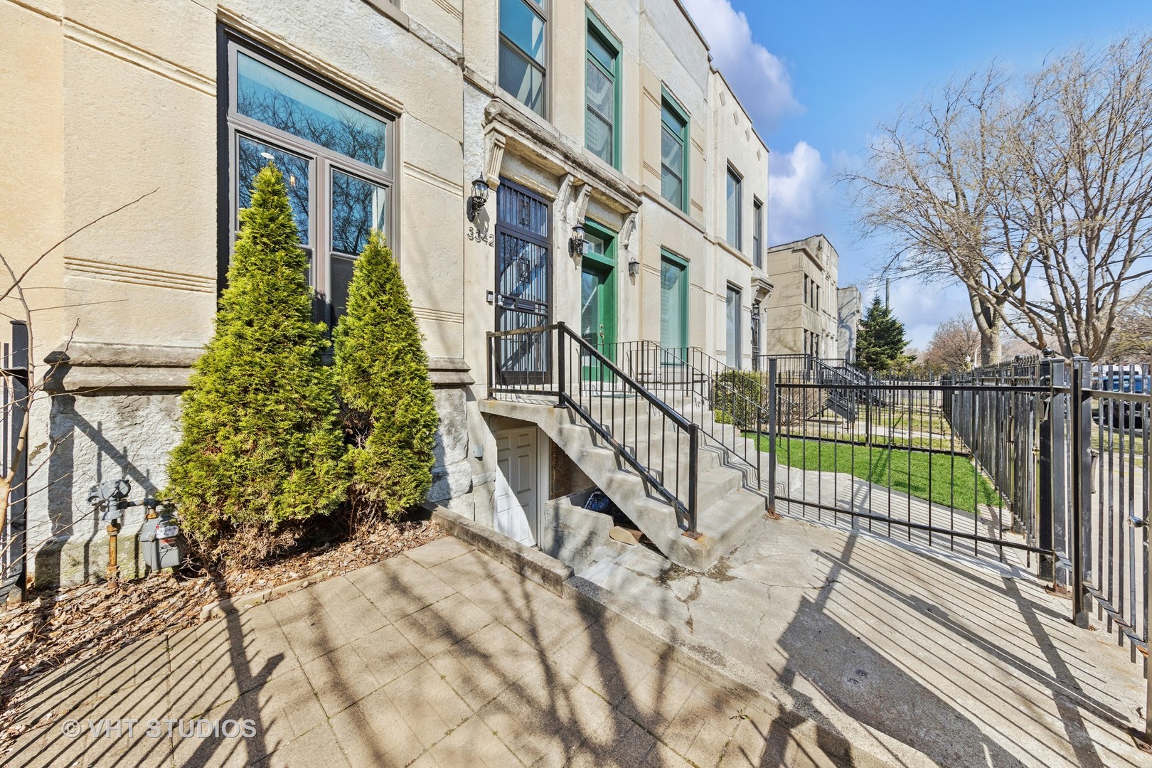 3342 South Giles Avenue Chicago, IL 60616 - Photo 2 of 35