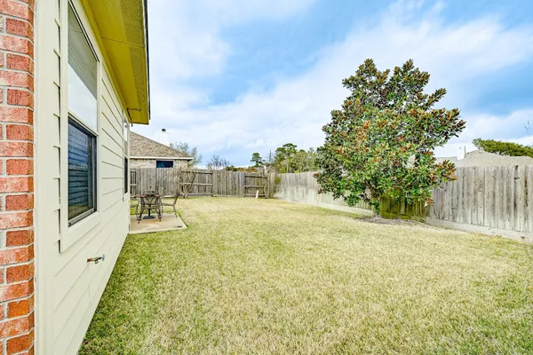a view of backyard of the house