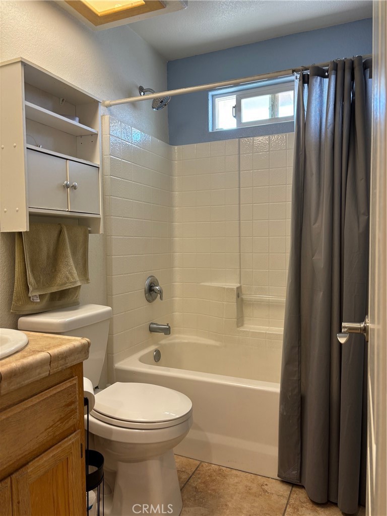 14980 Pendleton Street Hesperia, CA 92345 - Photo 20 of 27 a bathroom with a toilet and a bathtub