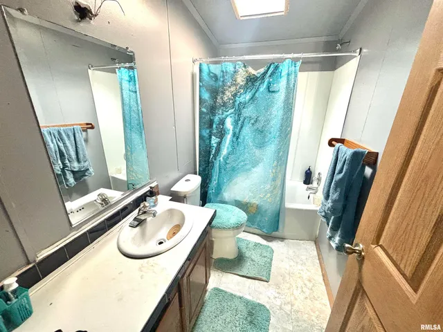 $215,000 | 257 County Highway 16, Xenia, IL 62899