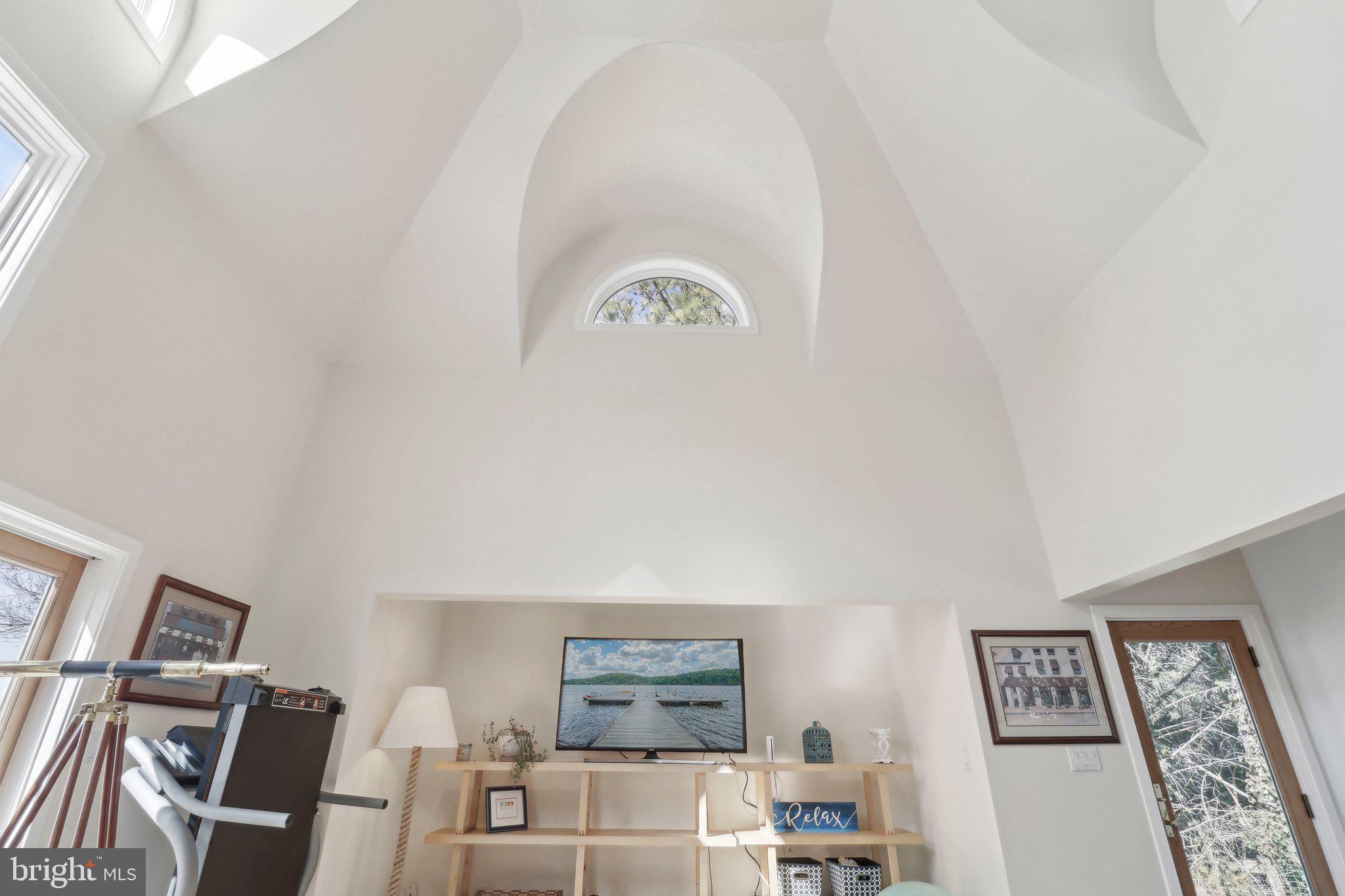 1601 Cliff Drive Edgewater, MD 21037 - Photo 30 of 86 Livingroom Soaring Ceilings