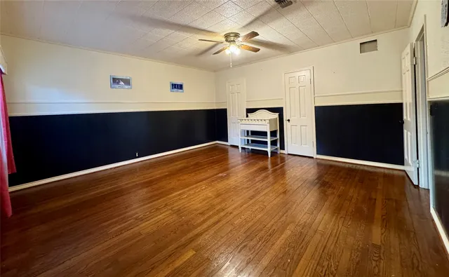 a view of a livingroom with furniture and a ceiling fan