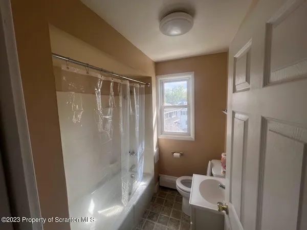 $1,300 | 1005 South Main Street, Taylor, PA 18517