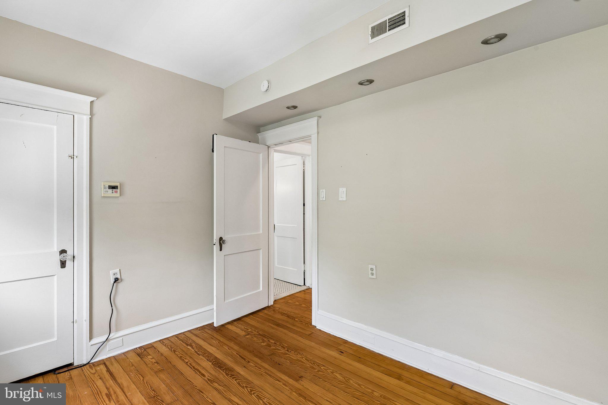 527 South 7th Street, Unit 1 Philadelphia, PA 19147 - Photo 21 of 33 Bright and airy room with hardwood floors.