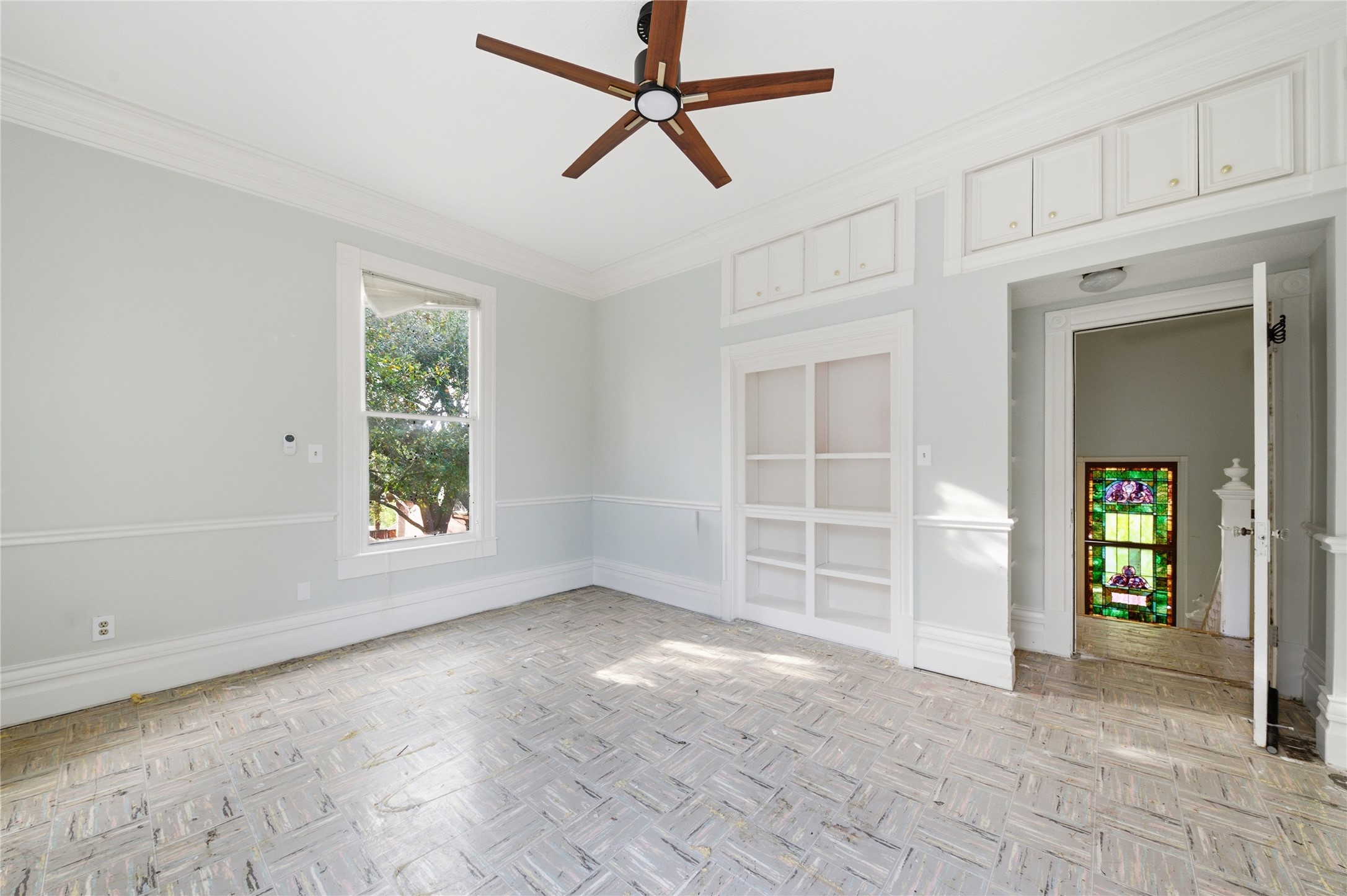 1007 Heights Boulevard Houston, TX 77008 - Photo 35 of 50 an empty room with chandelier fan and windows