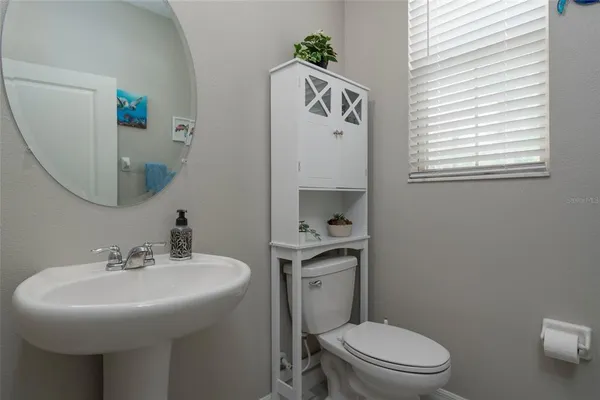 a en suite bathroom with a double vanity and a mirror