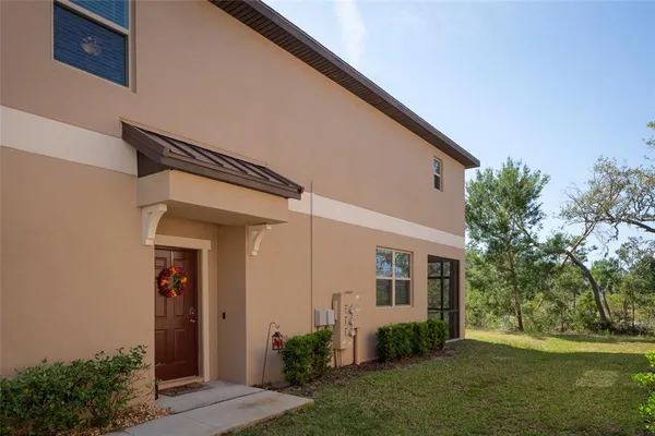 a view of entryway front of a house
