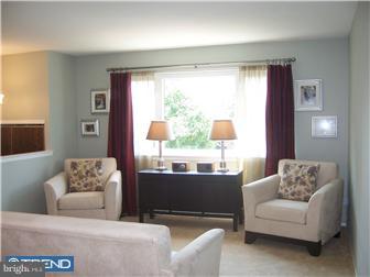 8423 Ridgeway Street Philadelphia, PA 19111 - Photo 3 of 12 Living Room