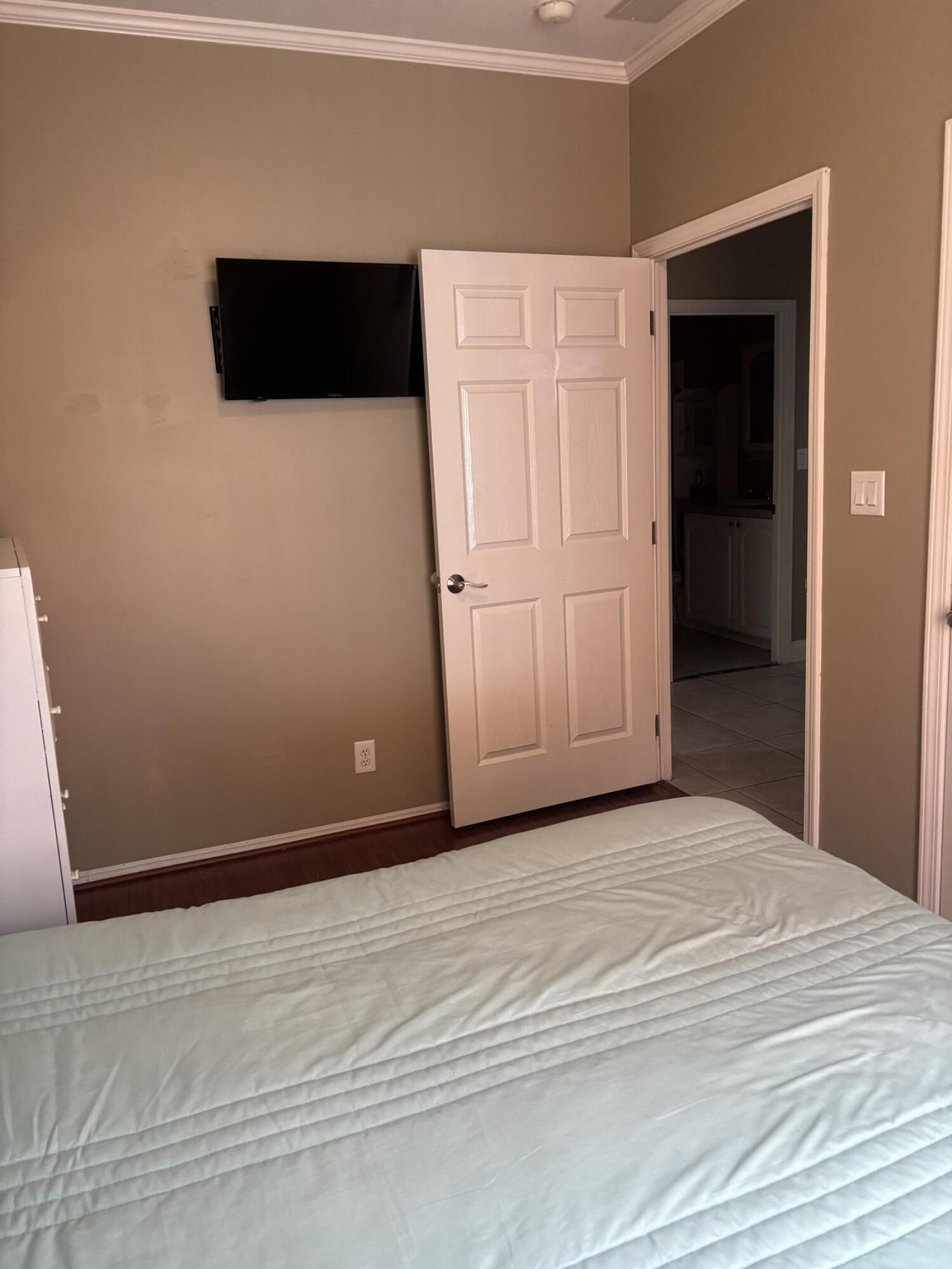 210 West 2nd Court Key Largo, FL 33037 - Photo 18 of 30 a view of a livingroom with an empty space