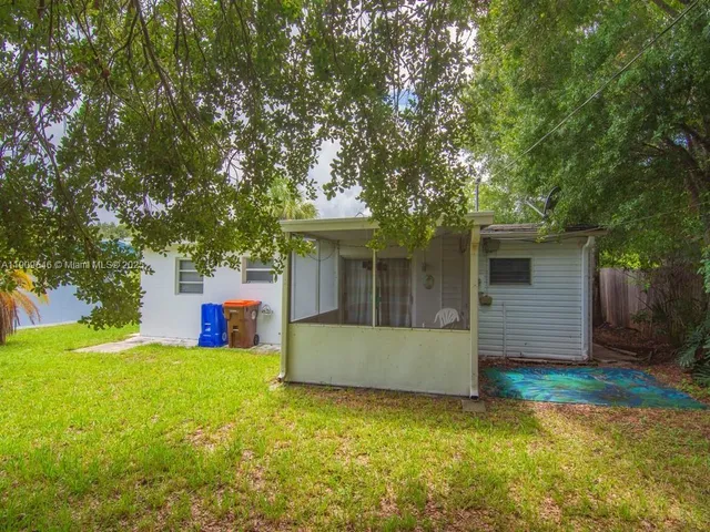 a view of yard with green space