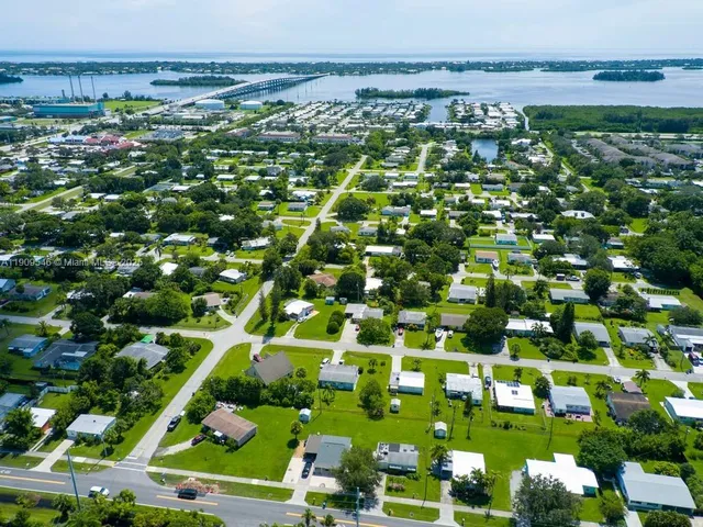 $1,950 | 1650 5th Avenue, Unit 1650, Vero Beach, FL 32960