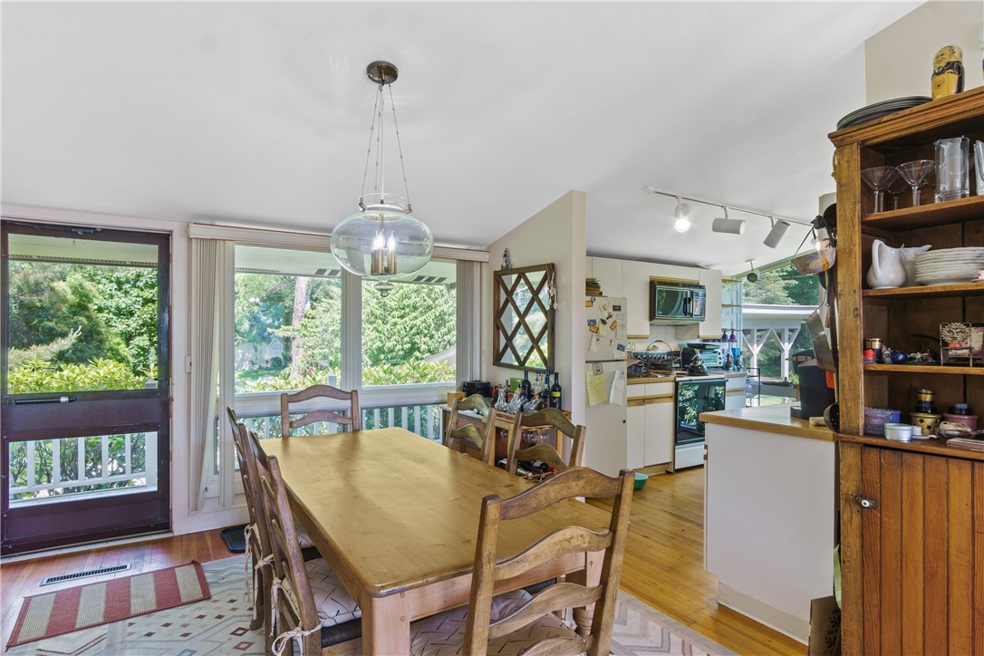 17 Shore Road Bristol, RI 02809 - Photo 14 of 32