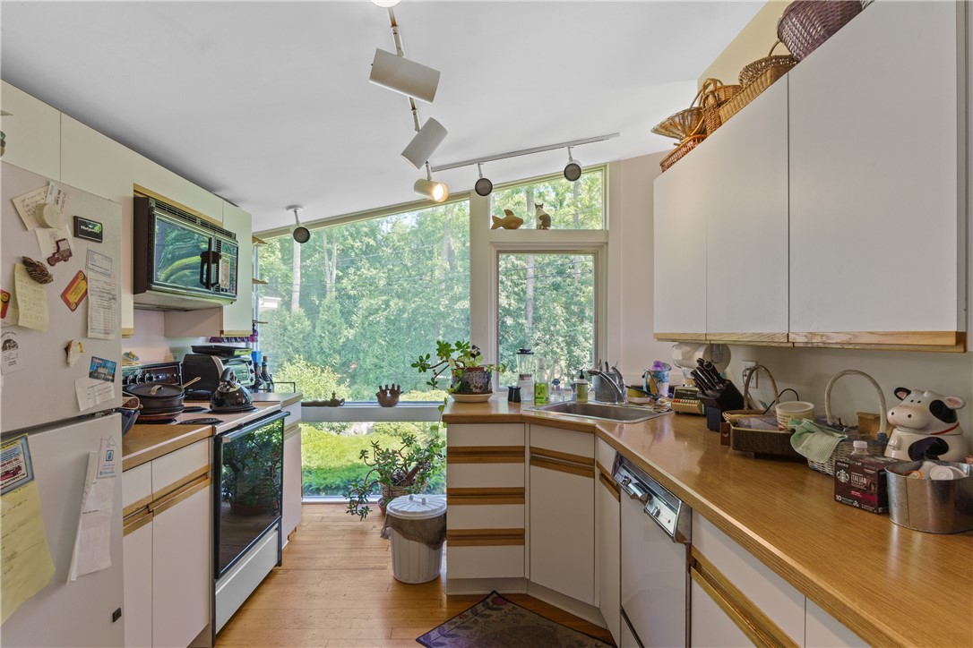 17 Shore Road Bristol, RI 02809 - Photo 15 of 32