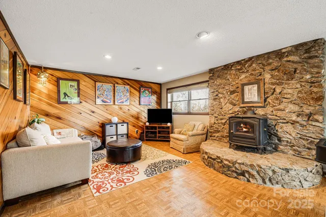 $579,000 | 15 Crest Cir Drive, Weaverville, NC 28787