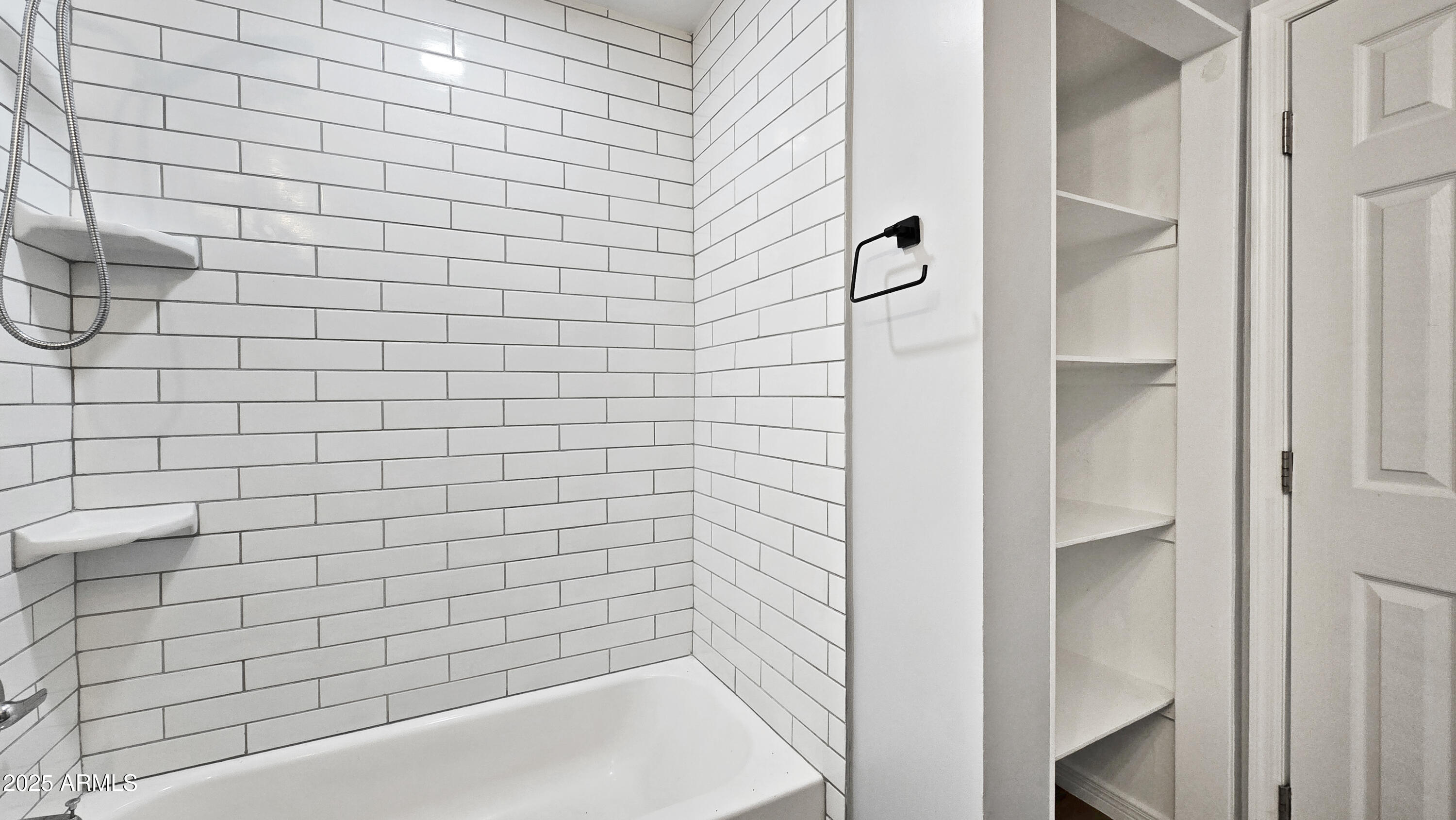 6739 North 16th Street, Unit 14 Phoenix, AZ 85016 - Photo 10 of 19 a bathroom with a bathtub