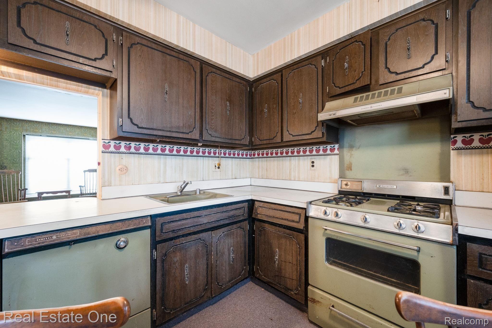 31261 Hoover Road Warren, MI 48093 - Photo 9 of 22 8-web-or-mls-31261-Hoover-Rd-8.jpg