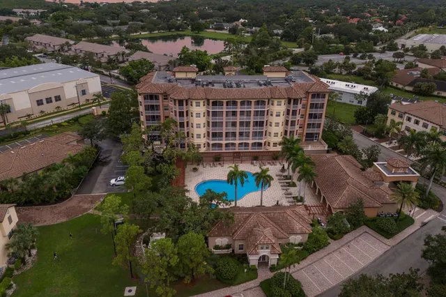 $695,000 | 5565 Cannes Circle, Unit 5565, Sarasota, FL 34231