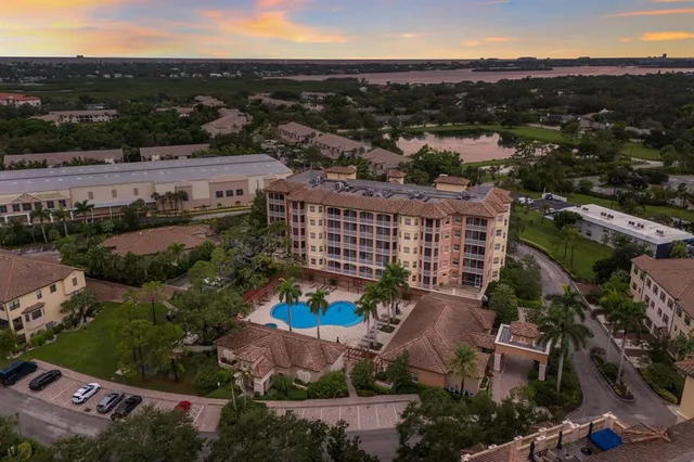 $695,000 | 5565 Cannes Circle, Unit 5565, Sarasota, FL 34231