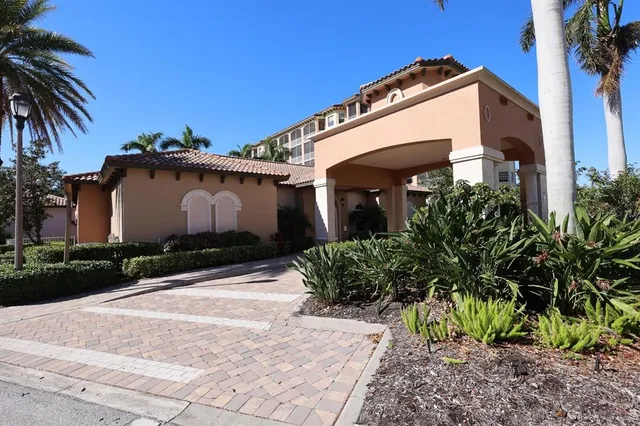 $695,000 | 5565 Cannes Circle, Unit 5565, Sarasota, FL 34231