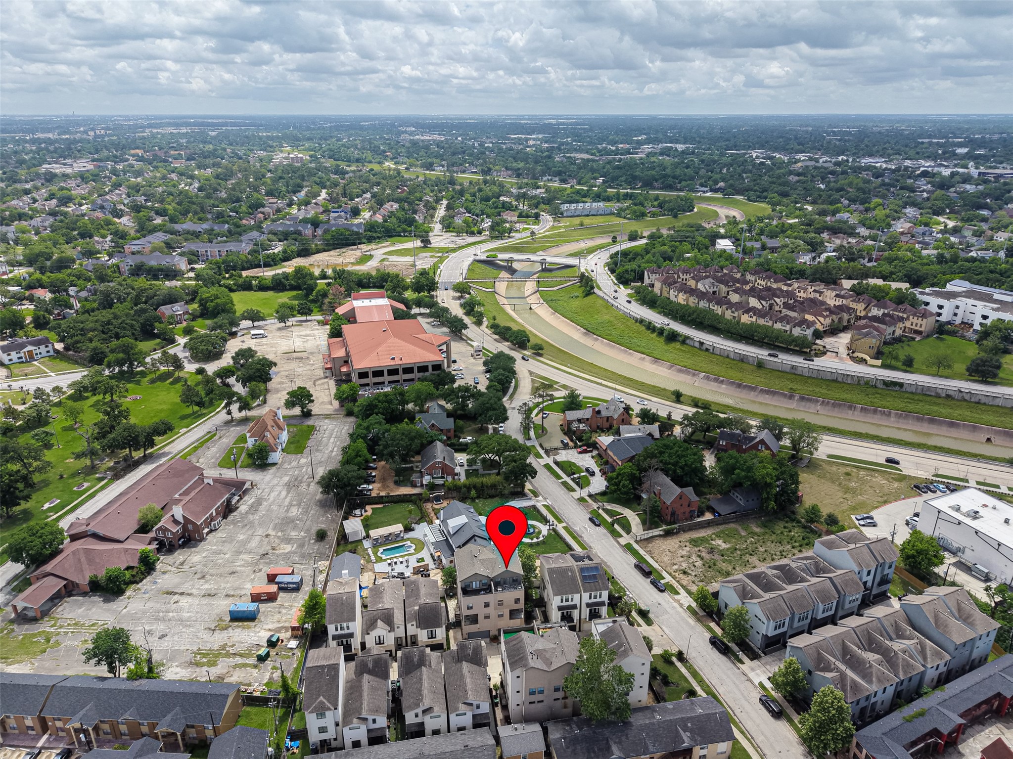 2611 Riverside Drive, Unit C Houston, TX 77004 - Photo 49 of 50 This aerial view highlights the exceptional convenience of the property’s prime location, with easy access to major highways including 288, 59, 45, and 610. Perfectly situated near the Texas Medical Center, Downtown, Midtown, the University of Houston, and the Museum District, you’re just minutes from Houston’s top dining, entertainment, and cultural attractions.
Surrounded by modern townhomes and lush greenery with a striking city skyline backdrop, the neighborhood offers a strong blend of urban energy