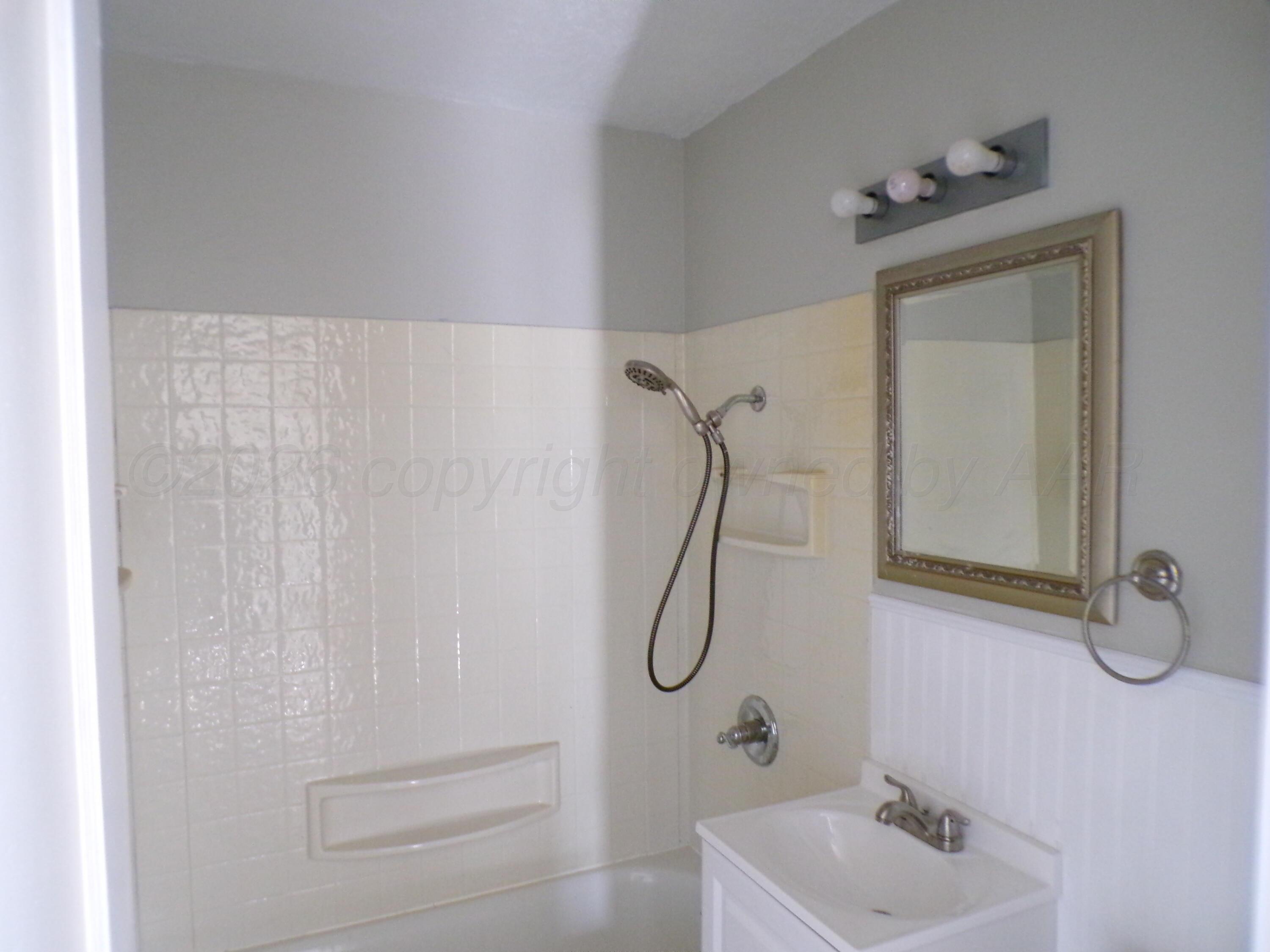 4208 South Ong Street Amarillo, TX 79110 - Photo 11 of 20 BATHROOM