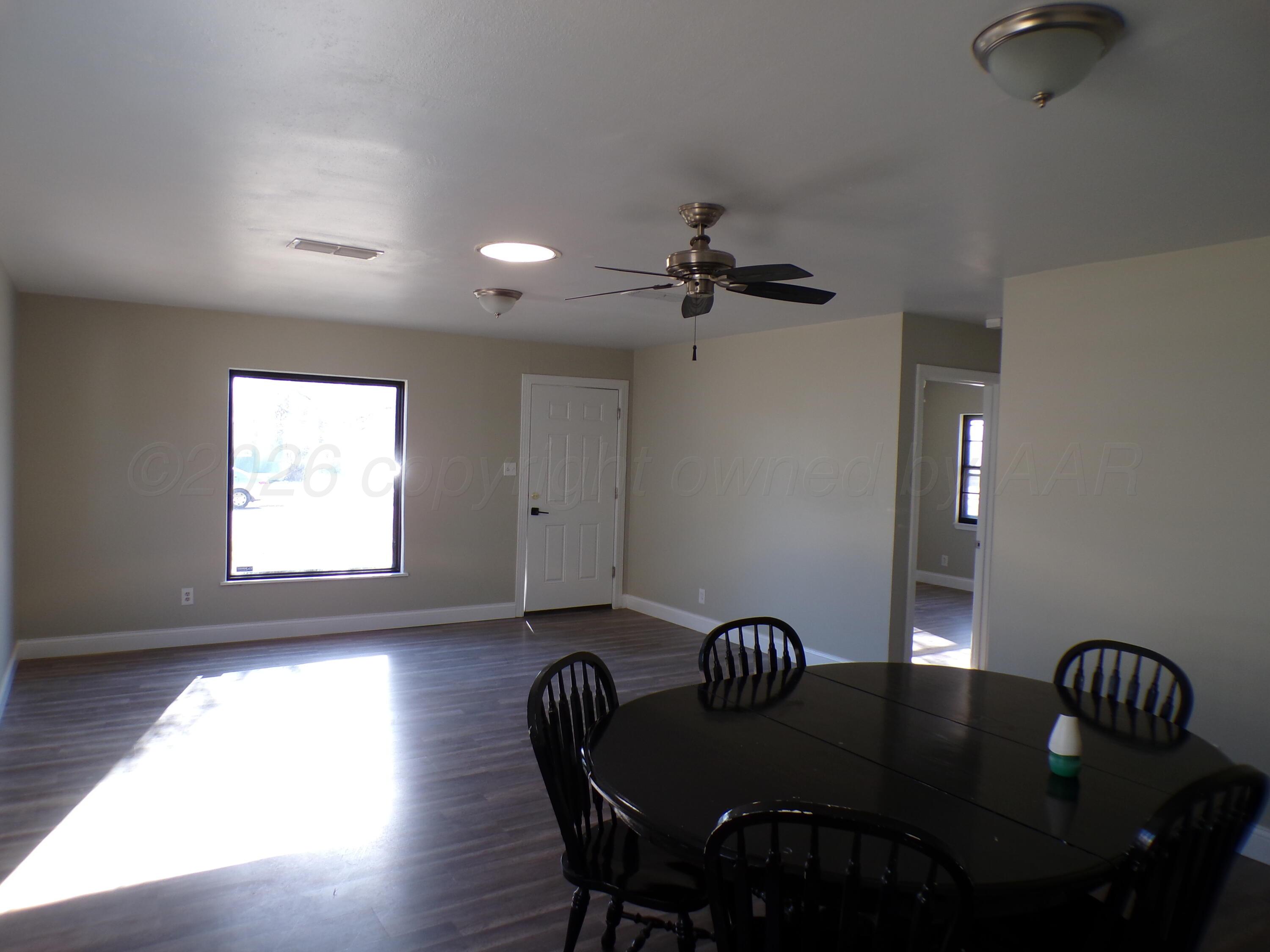 4208 South Ong Street Amarillo, TX 79110 - Photo 7 of 20 LIVING ROOM