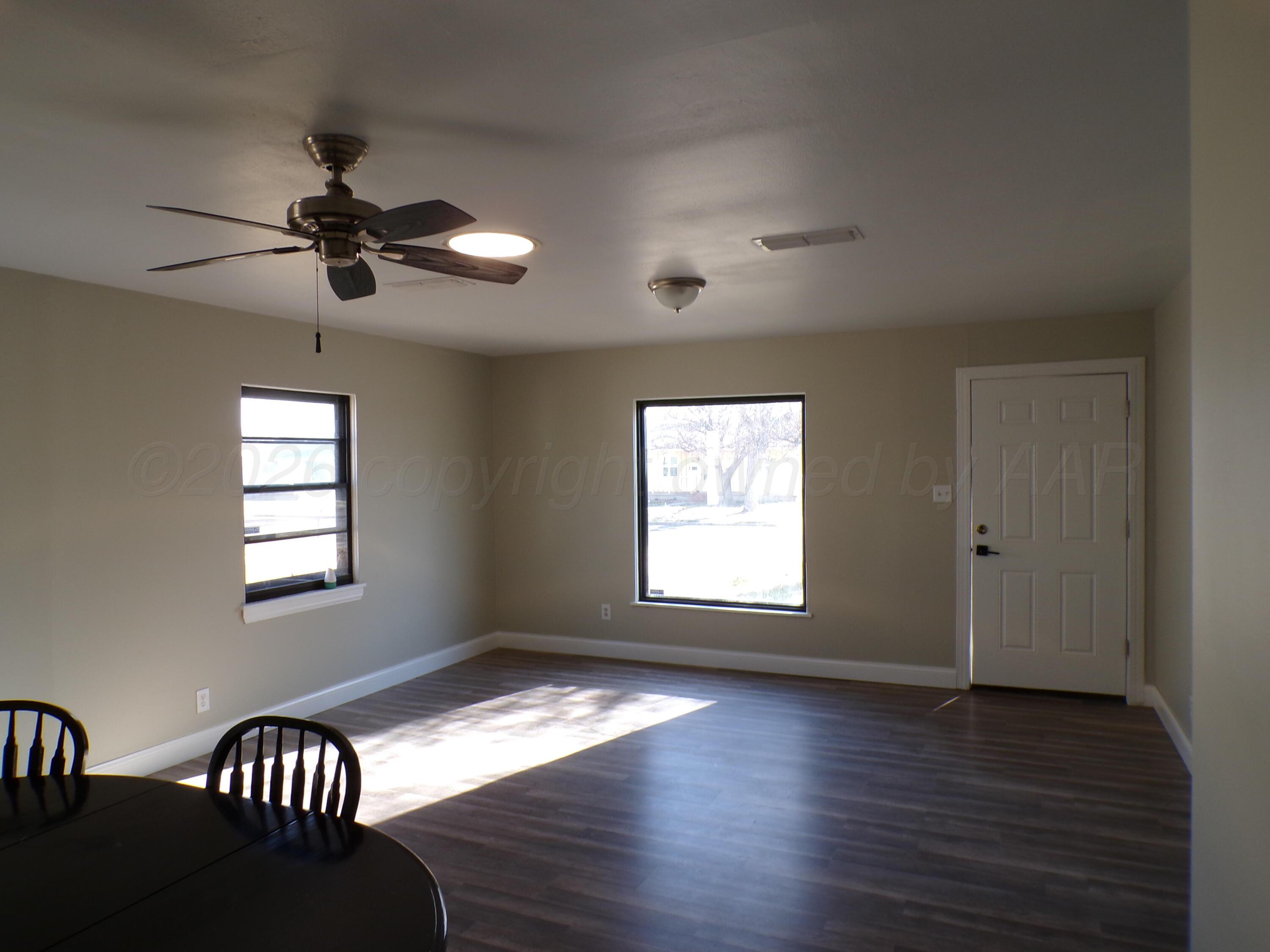 4208 South Ong Street Amarillo, TX 79110 - Photo 8 of 20 LIVING ROOM