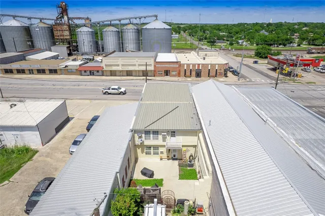 a picture of a very nice looking hallway