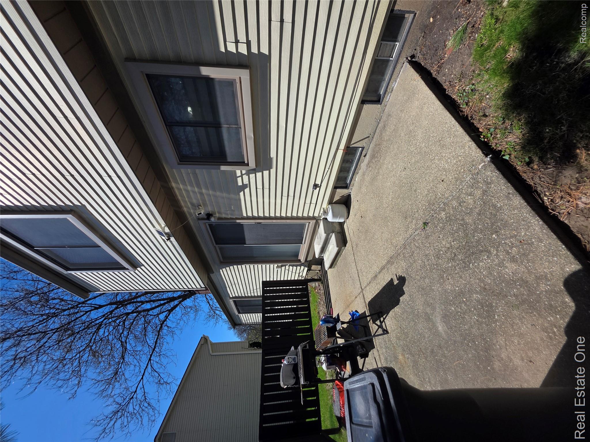 2898 Roundtree Drive Troy, MI 48083 - Photo 4 of 63