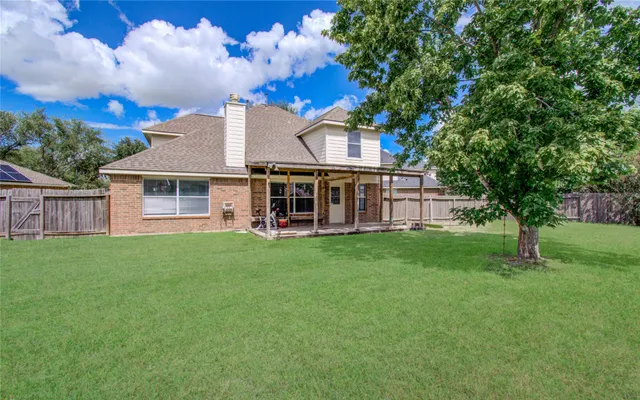 a view of a house with a backyard
