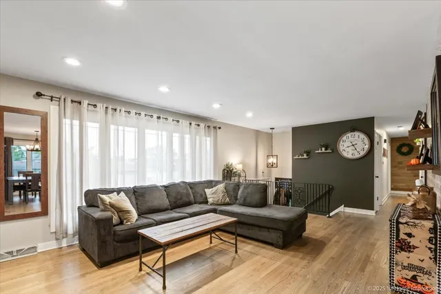 $359,900 | 15309 Walnut Road, Oak Forest, IL 60452