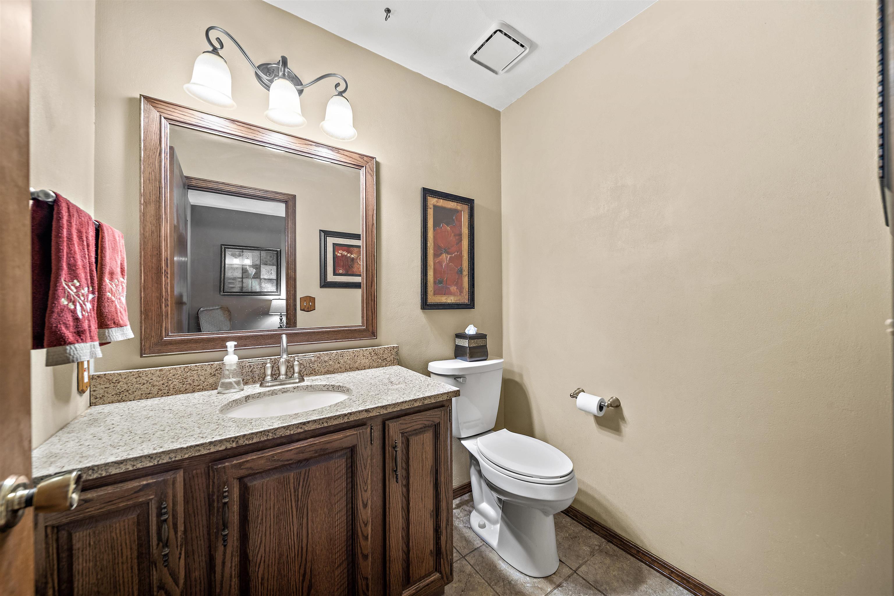 692 Sioux Drive Freeport, IL 61032 - Photo 12 of 36 a bathroom with a toilet a sink and mirror