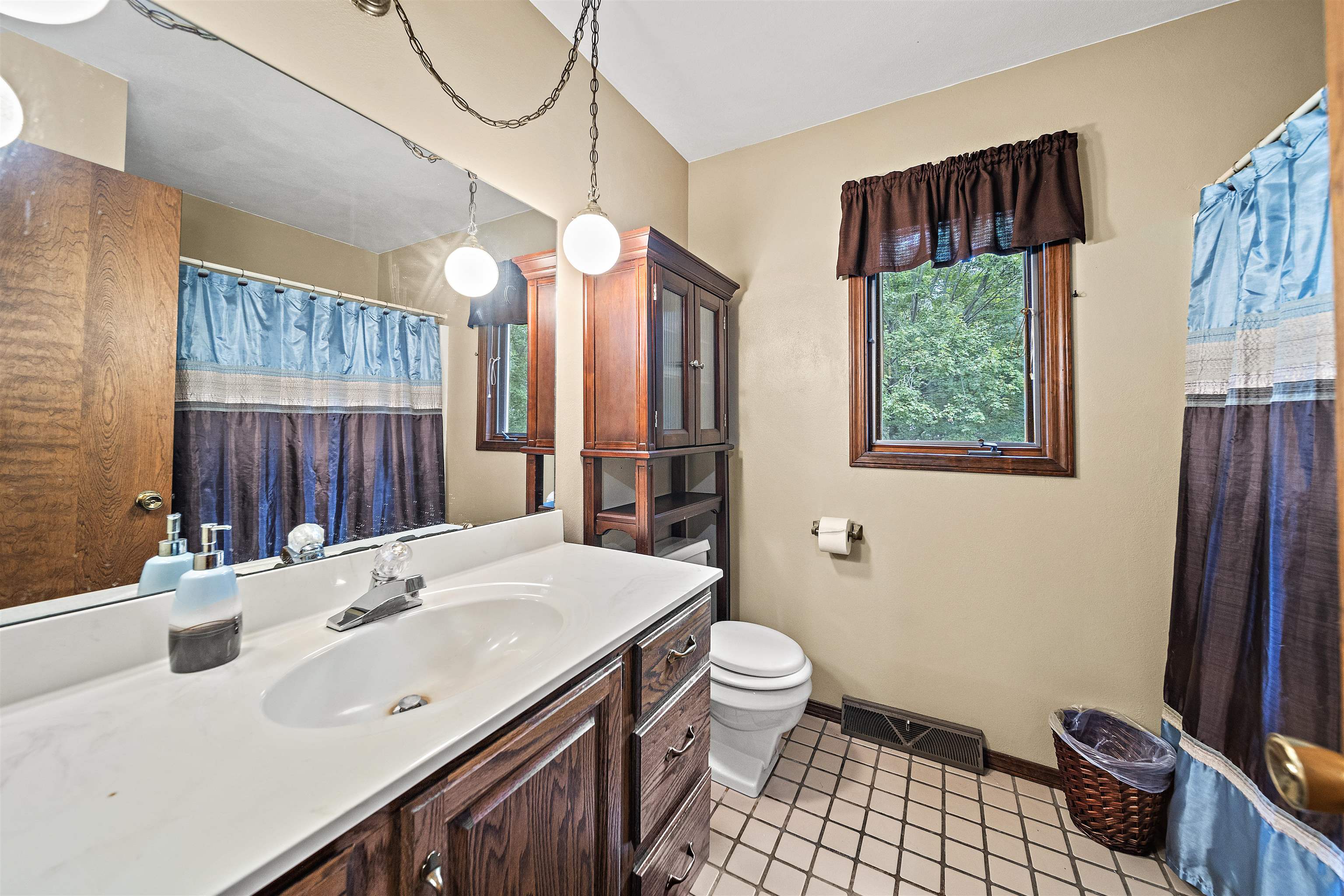 692 Sioux Drive Freeport, IL 61032 - Photo 21 of 36 a bathroom with a sink a toilet and a mirror