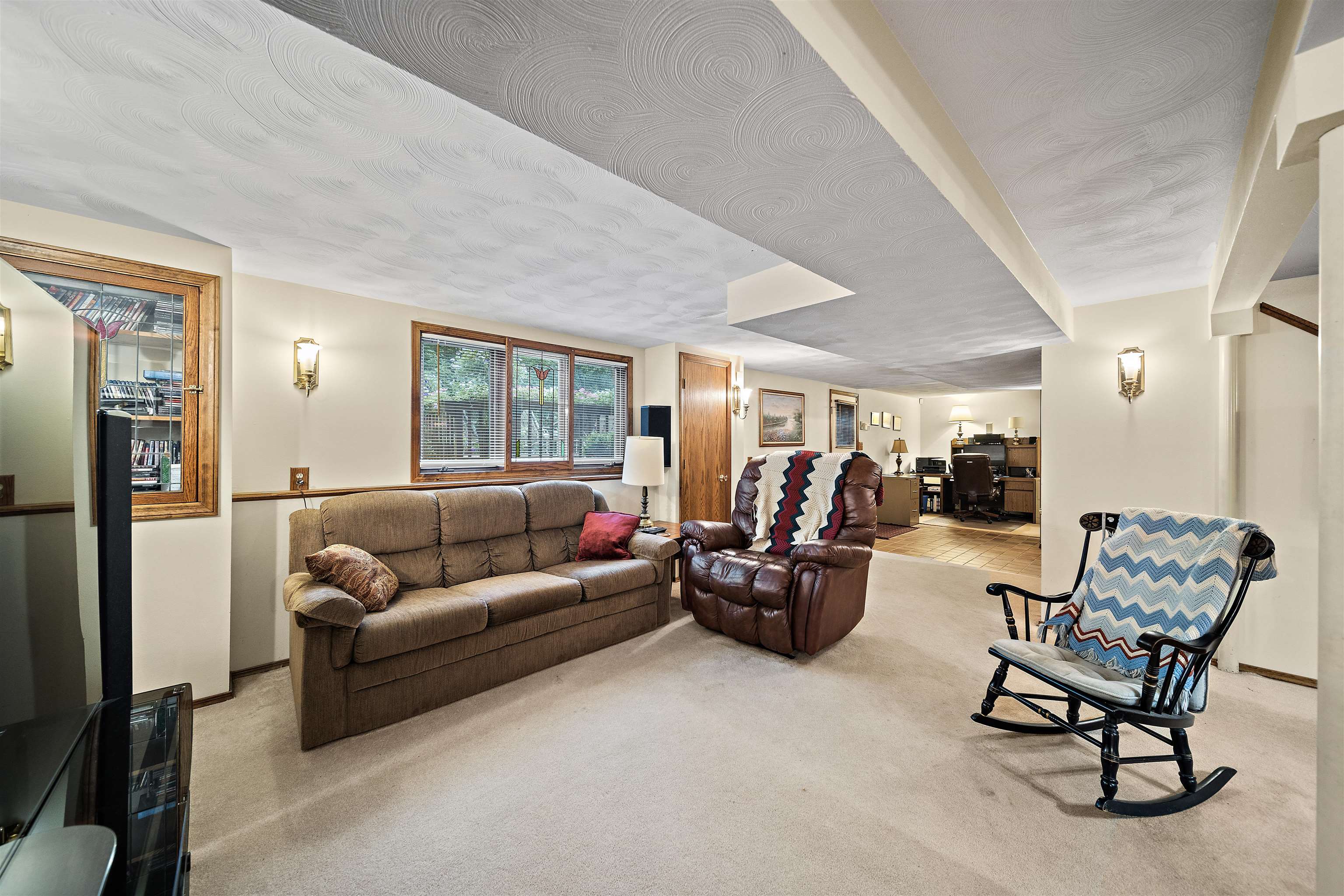 692 Sioux Drive Freeport, IL 61032 - Photo 25 of 36 a living room with furniture and a large window