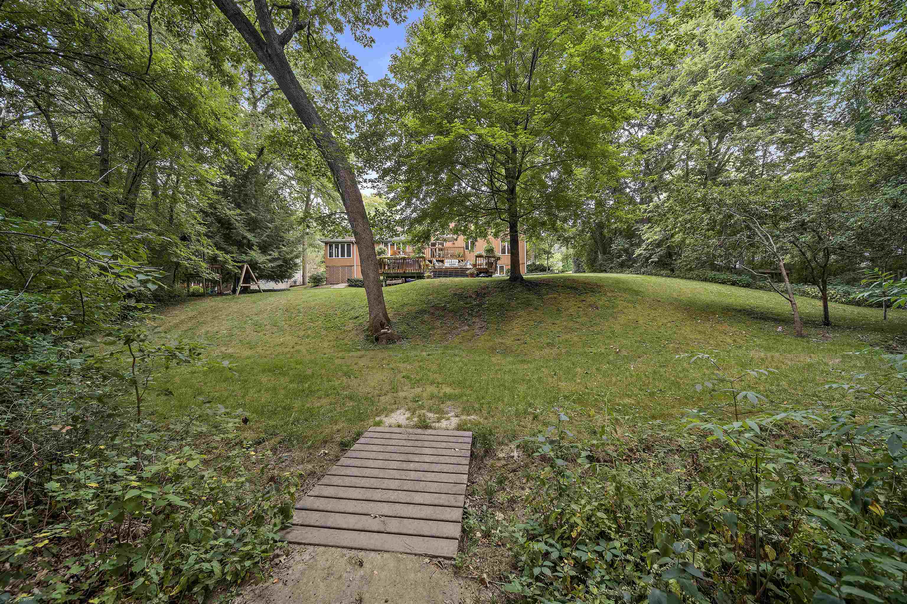 692 Sioux Drive Freeport, IL 61032 - Photo 34 of 36 a backyard of a house with lots of green space