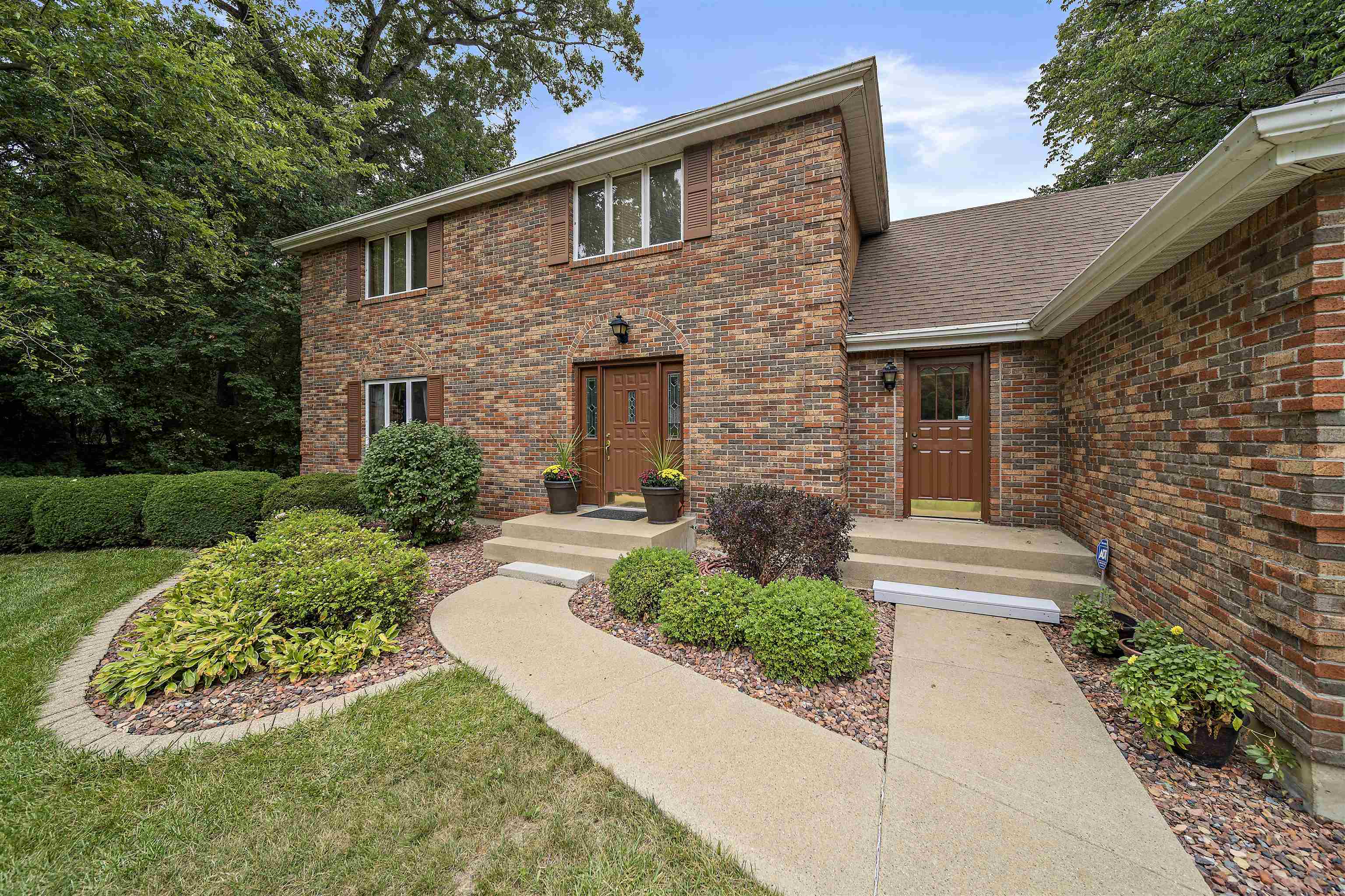 692 Sioux Drive Freeport, IL 61032 - Photo 35 of 36 a front view of a house with a garden