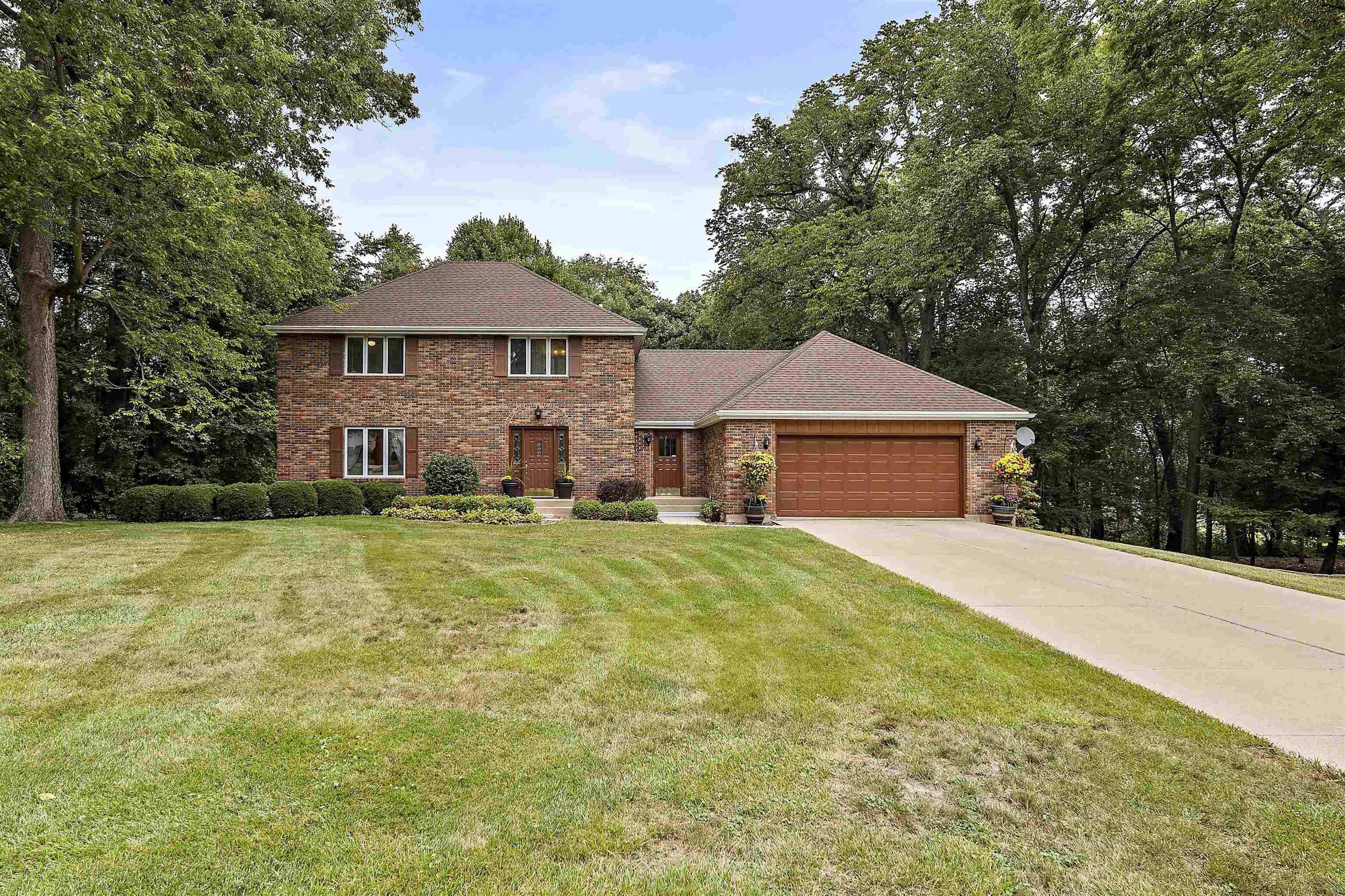 692 Sioux Drive Freeport, IL 61032 - Photo 36 of 36 a front view of a house with yard and green space