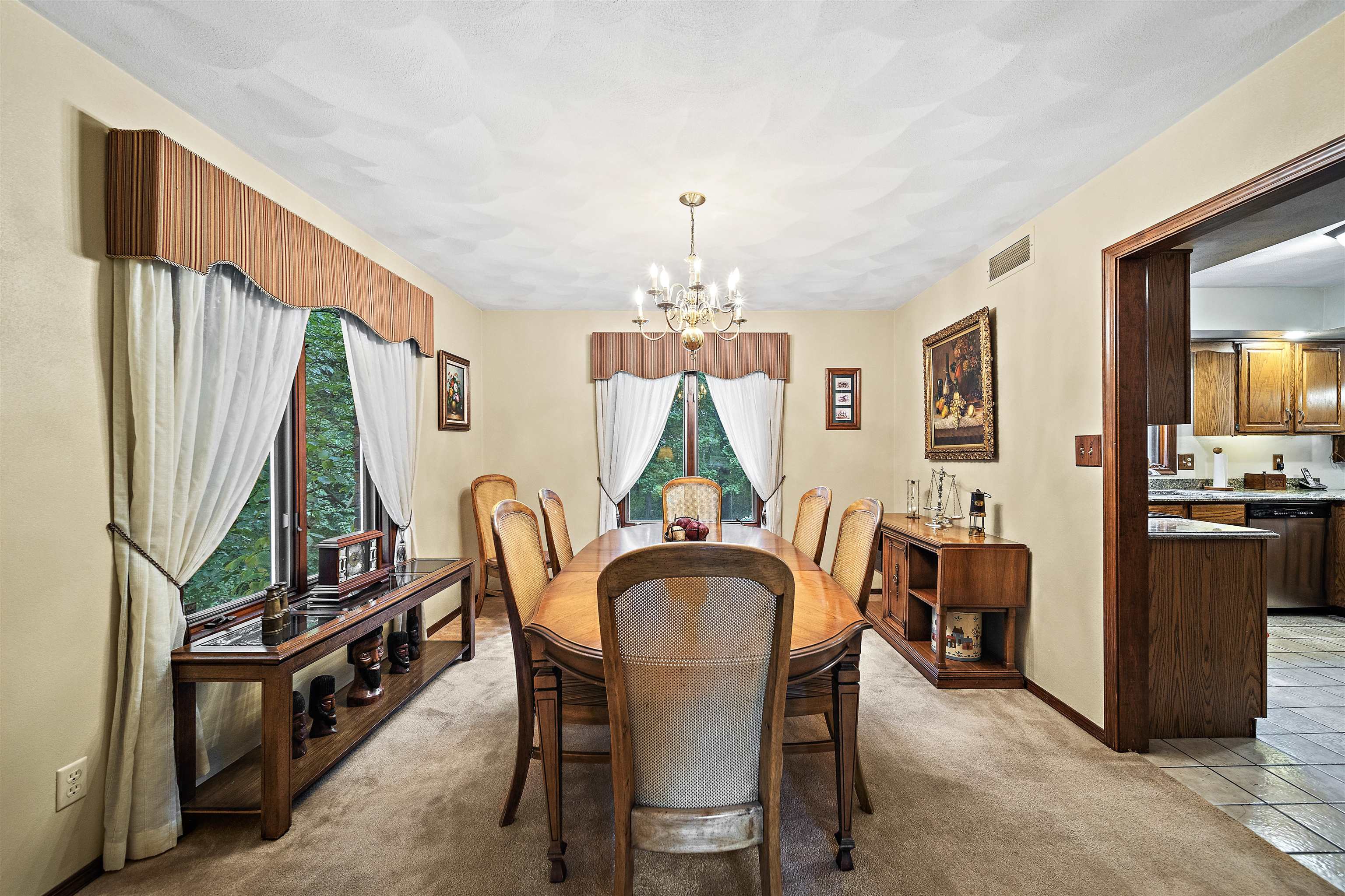 692 Sioux Drive Freeport, IL 61032 - Photo 4 of 36 a dining room with furniture and window