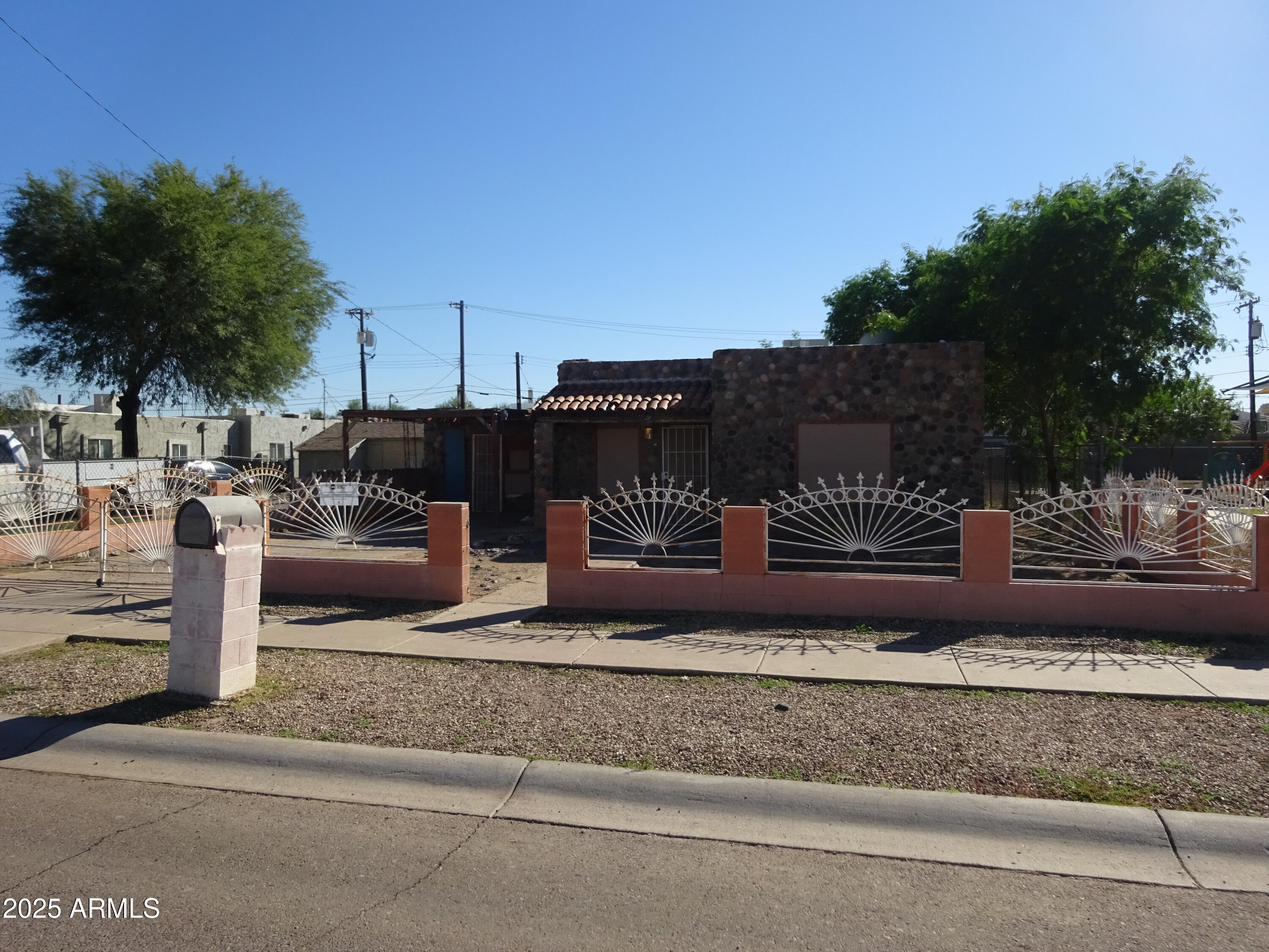 2821 East Adams Street Phoenix, AZ 85034 - Photo 4 of 17 a view of a terrace with a bench