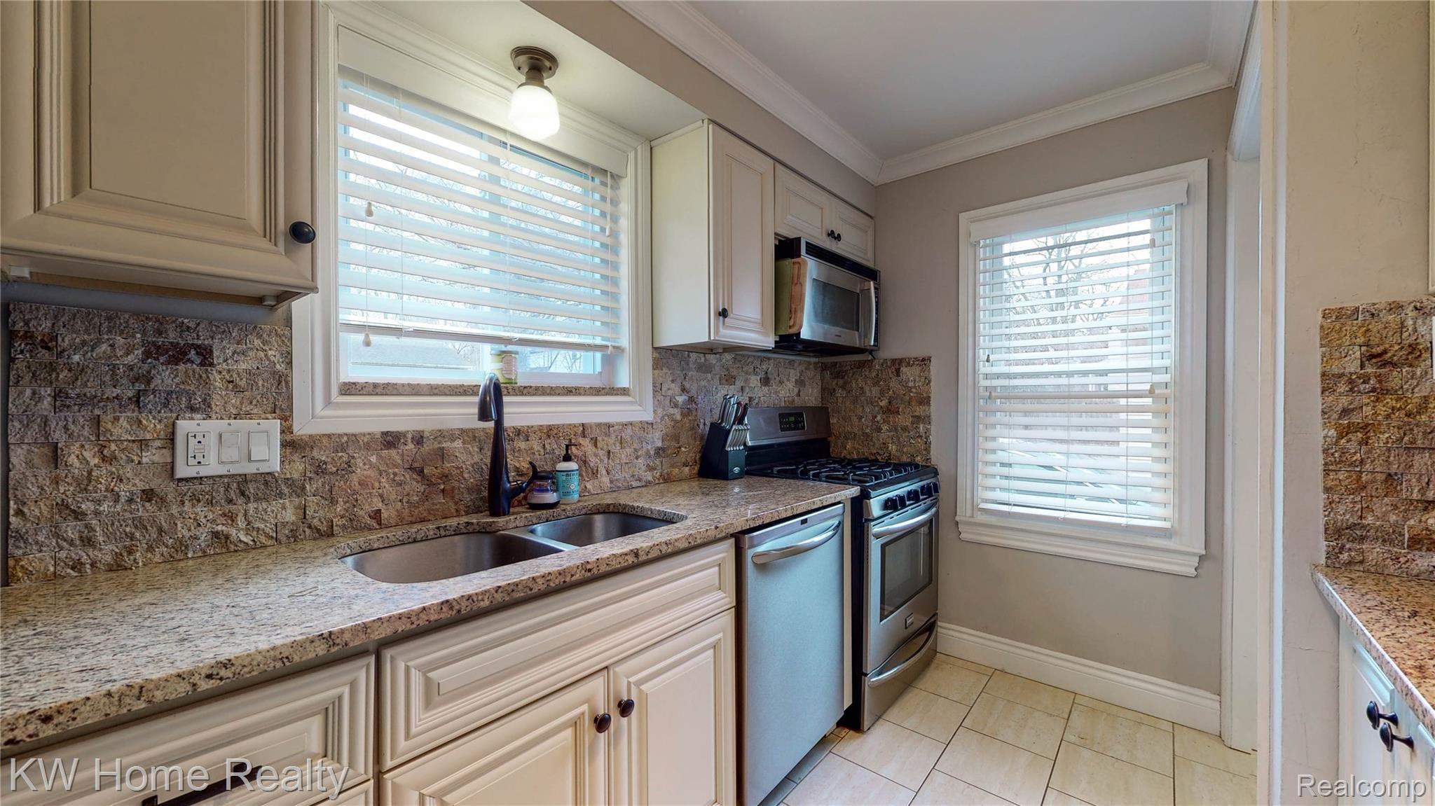 1670 Dorothea Road Berkley, MI 48072 - Photo 5 of 31 Interior-3.jpg